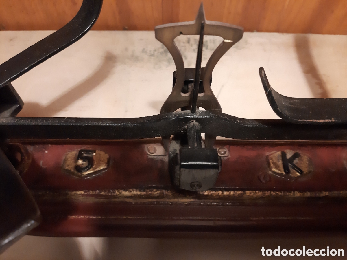 Antig&uuml;edades: Balanza de 5 kg con platos de lat&oacute;n. - Foto 3