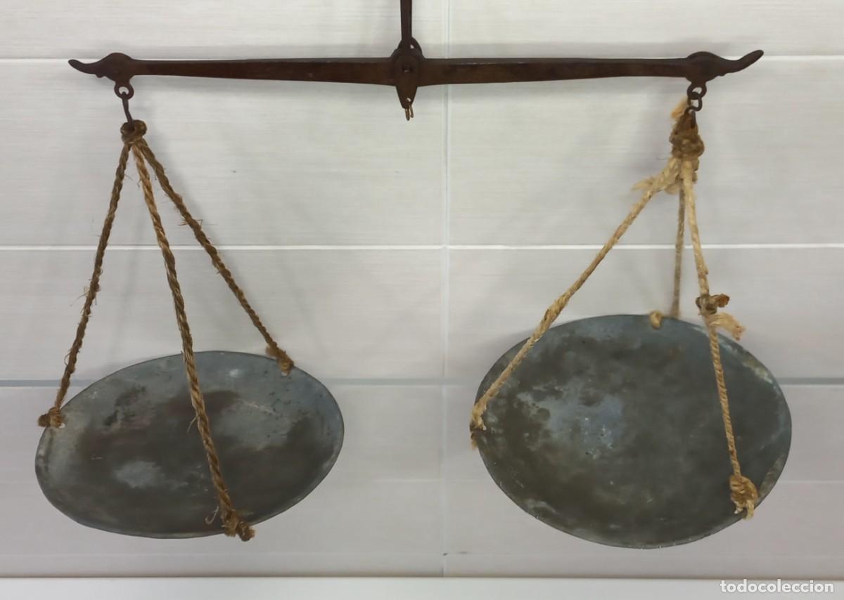 Antig&uuml;edades: ANTIGUA BALANZA DE CRUZ CON PLATILLOS - Foto 2