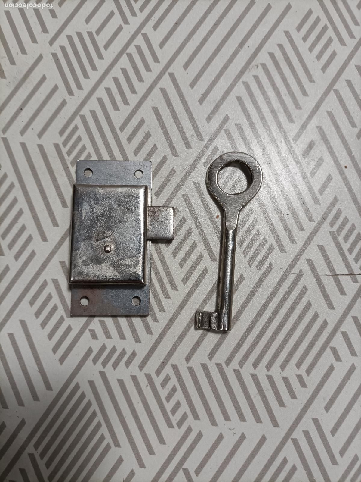 Antig&uuml;edades: Antigua cerradura con llave - Foto 1