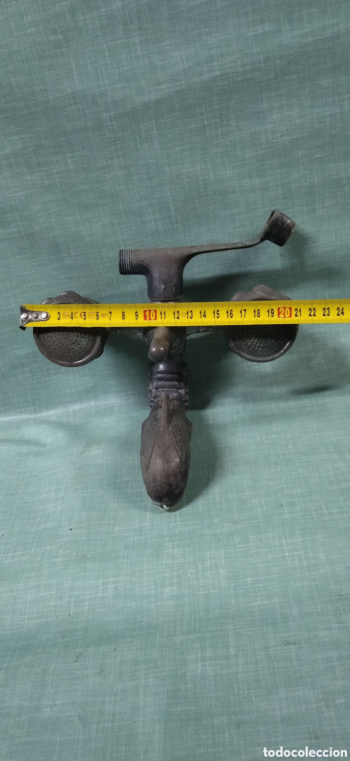 Antig&uuml;edades: Antiguo grifo de ducha zoomorfa forma de pez. - Foto 3