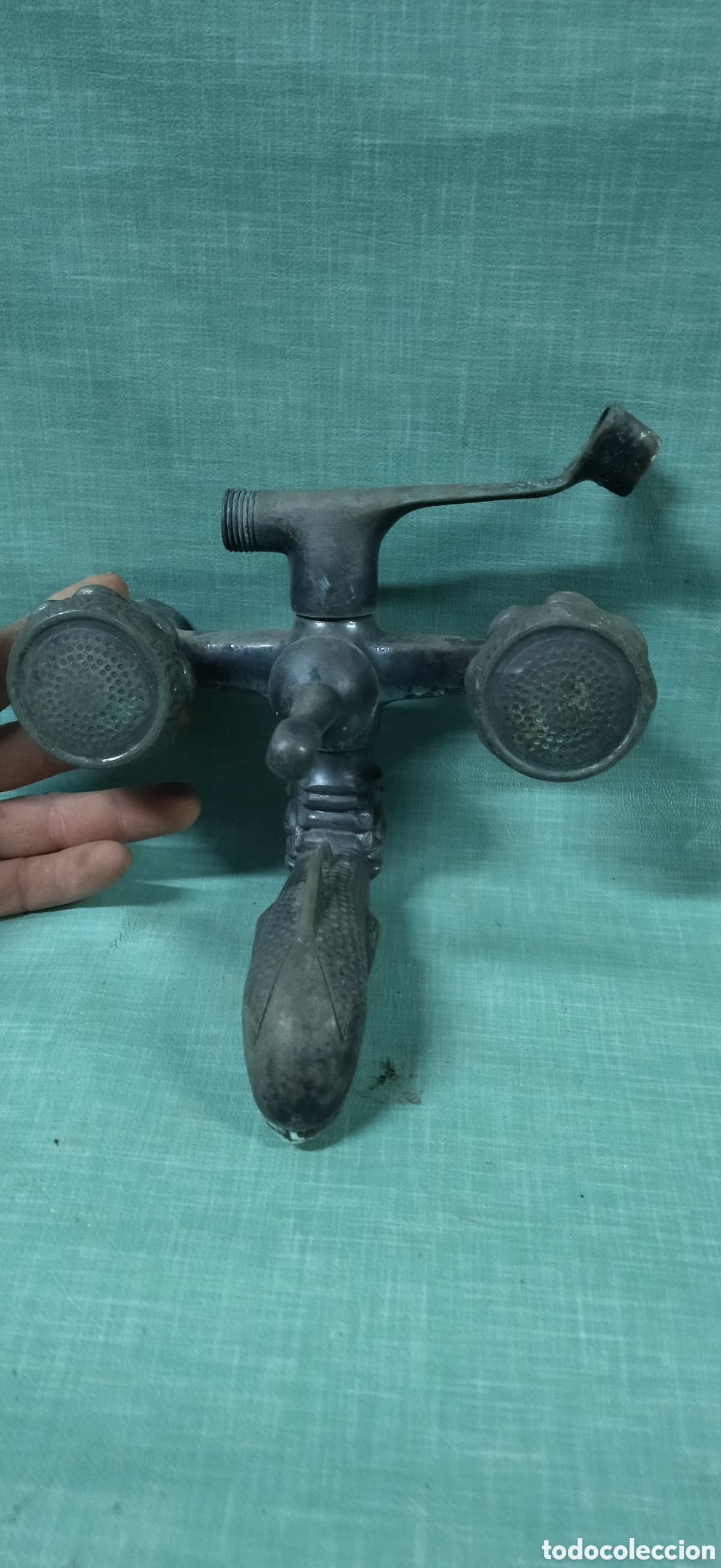 Antig&uuml;edades: Antiguo grifo de ducha zoomorfa forma de pez. - Foto 2