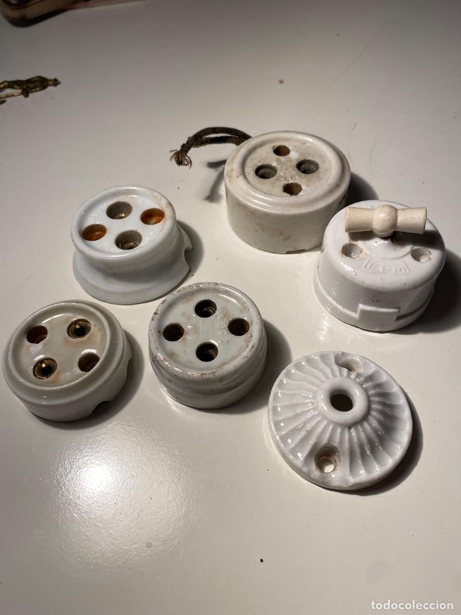 Antig&uuml;edades: Lote enchufes e interruptor de porcelana - Foto 1