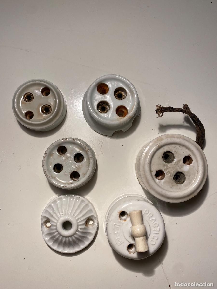 Antig&uuml;edades: Lote enchufes e interruptor de porcelana - Foto 2