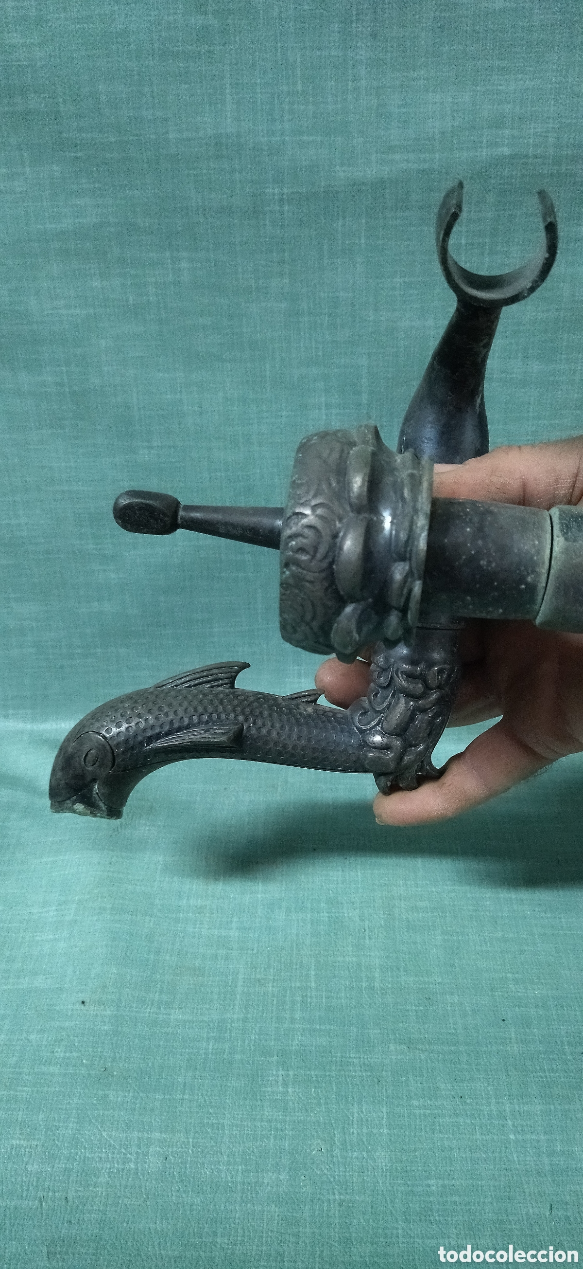 Antig&uuml;edades: Antiguo grifo de ducha zoomorfa forma de pez. - Foto 1