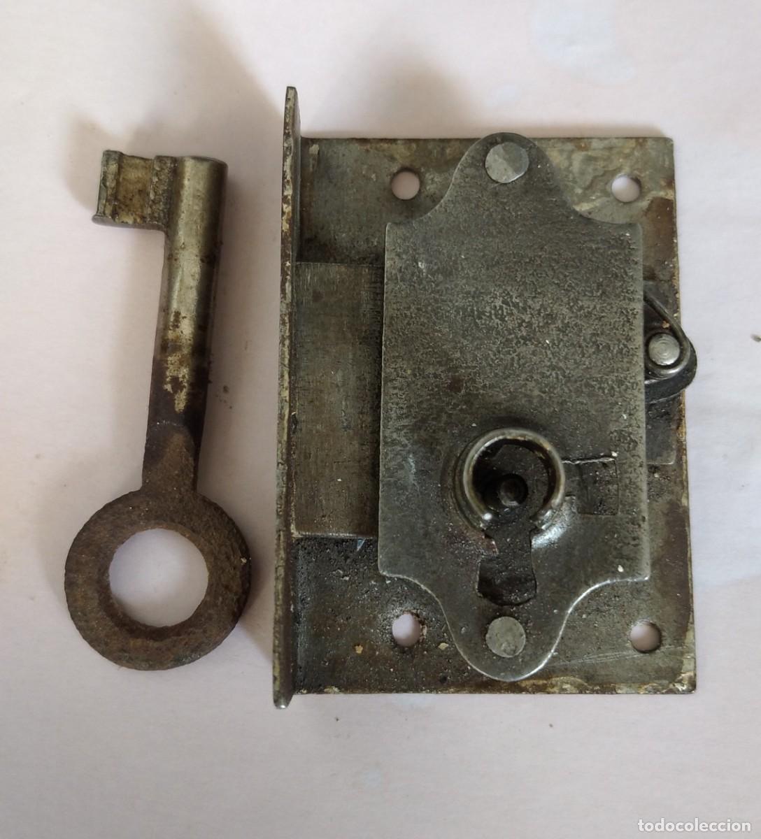 Antig&uuml;edades: Antigua cerradura con llave. - Foto 1