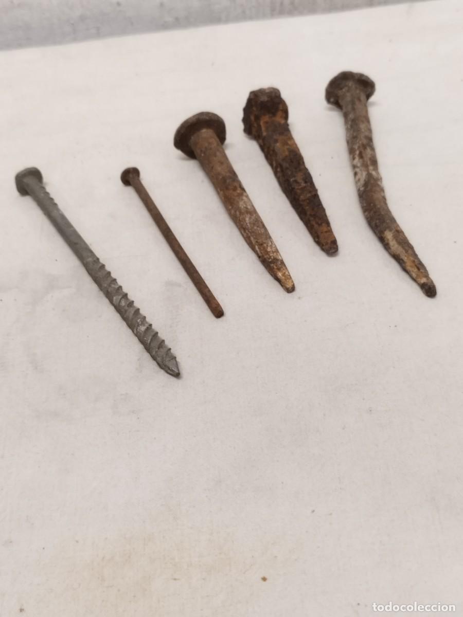 Antig&uuml;edades: Lote de 5 antiguas clavos, p&uacute;as y tornillo - Foto 1