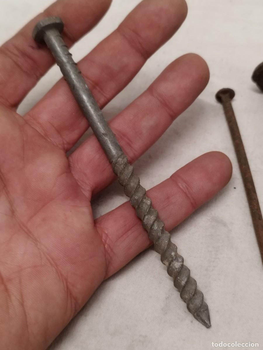 Antig&uuml;edades: Lote de 5 antiguas clavos, p&uacute;as y tornillo - Foto 2