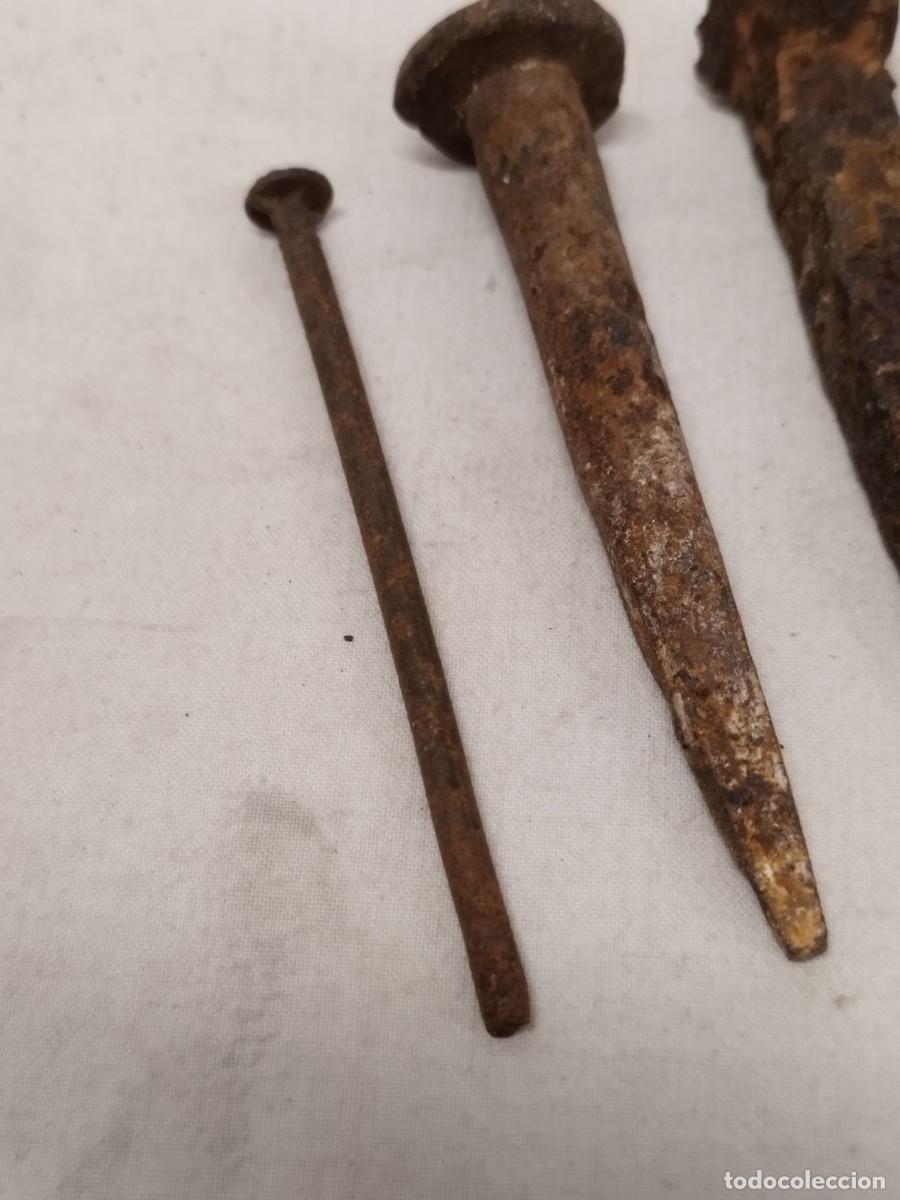 Antig&uuml;edades: Lote de 5 antiguas clavos, p&uacute;as y tornillo - Foto 3