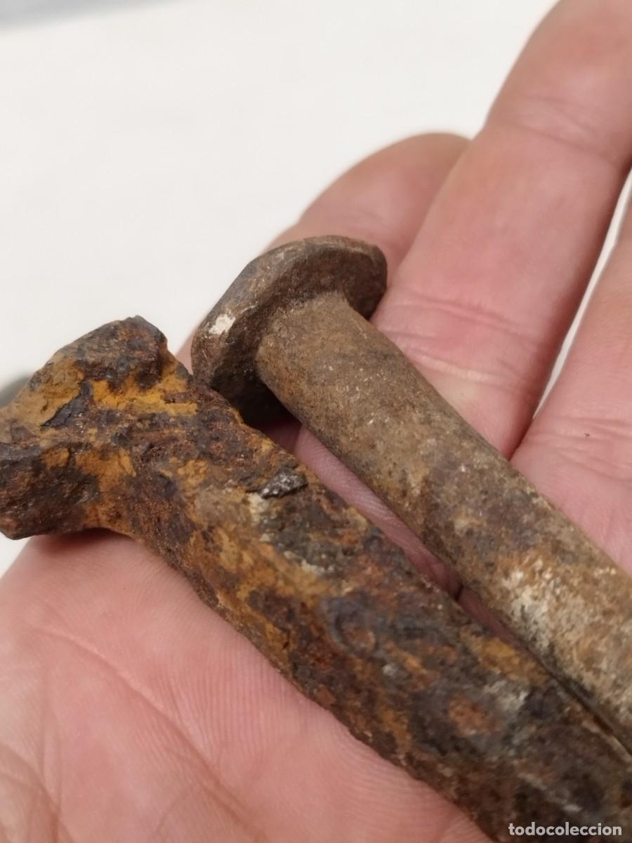 Antig&uuml;edades: Lote de 5 antiguas clavos, p&uacute;as y tornillo - Foto 5