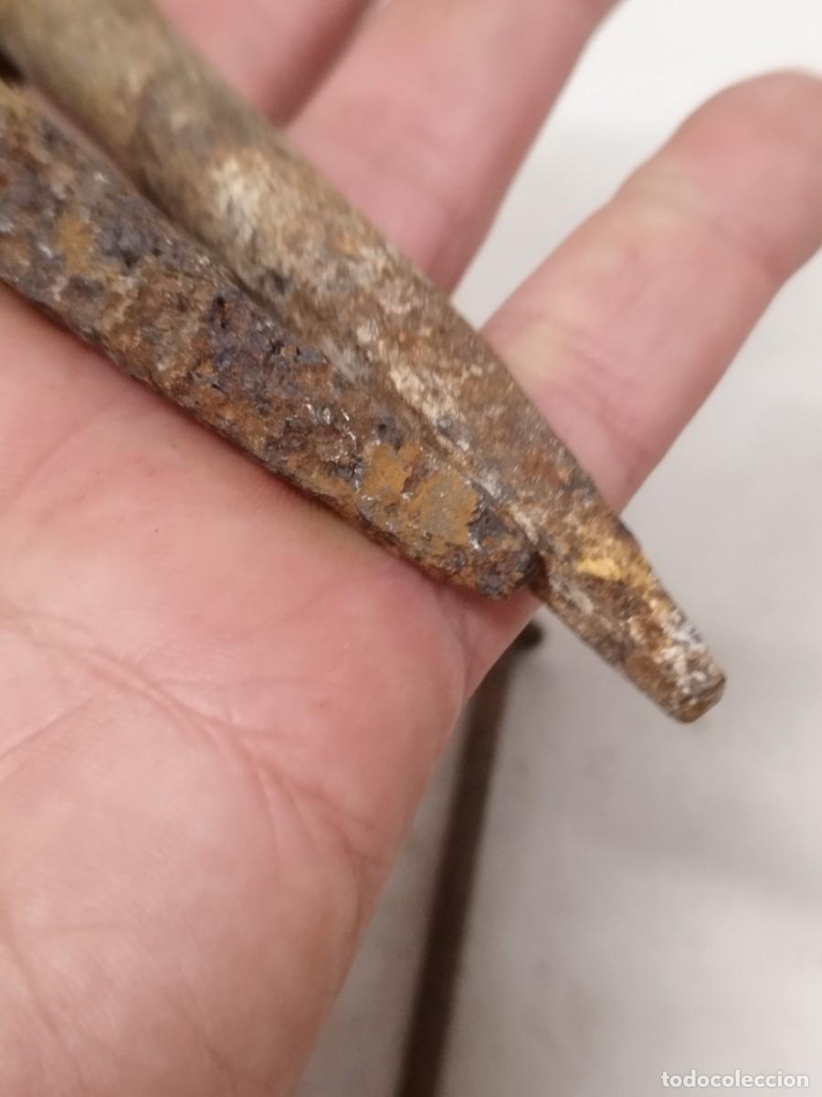 Antig&uuml;edades: Lote de 5 antiguas clavos, p&uacute;as y tornillo - Foto 6