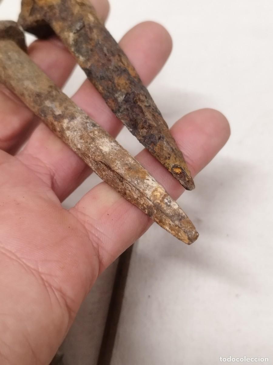 Antig&uuml;edades: Lote de 5 antiguas clavos, p&uacute;as y tornillo - Foto 7