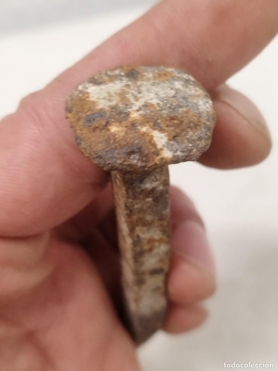 Antig&uuml;edades: Lote de 5 antiguas clavos, p&uacute;as y tornillo - Foto 8