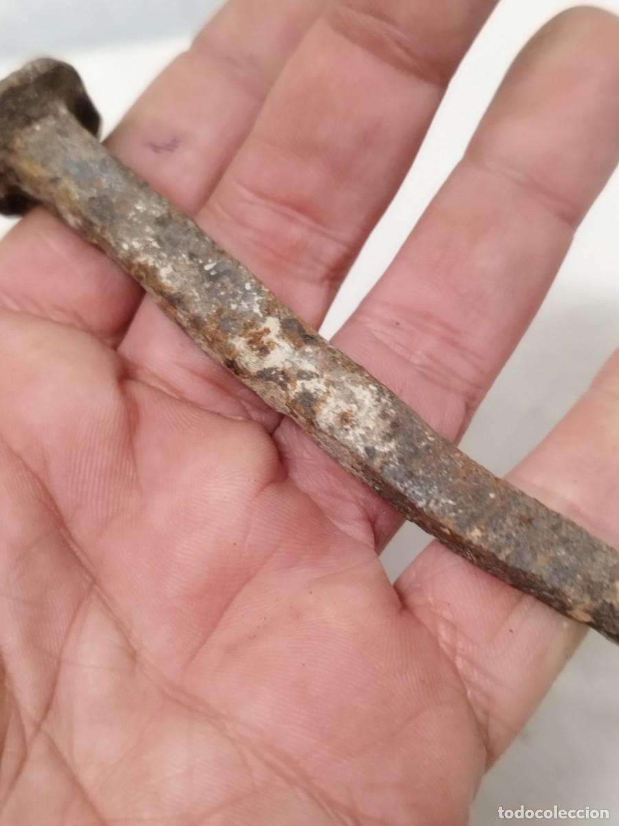 Antig&uuml;edades: Lote de 5 antiguas clavos, p&uacute;as y tornillo - Foto 9
