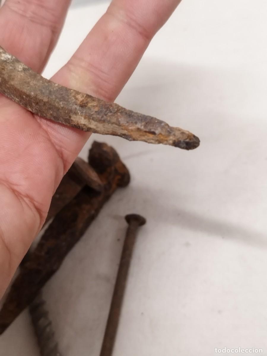 Antig&uuml;edades: Lote de 5 antiguas clavos, p&uacute;as y tornillo - Foto 10