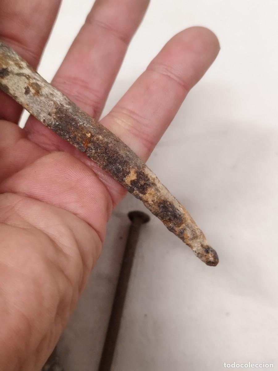 Antig&uuml;edades: Lote de 5 antiguas clavos, p&uacute;as y tornillo - Foto 11