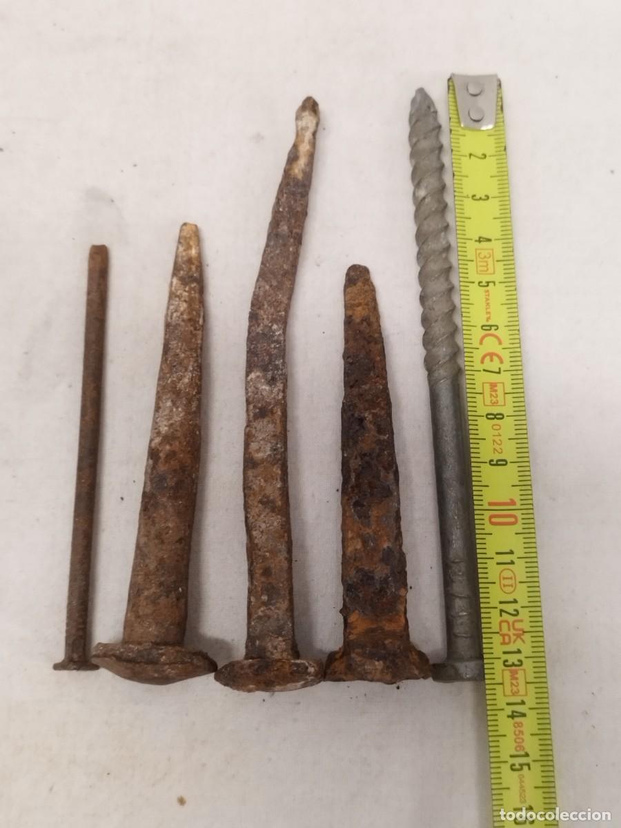 Antig&uuml;edades: Lote de 5 antiguas clavos, p&uacute;as y tornillo - Foto 12