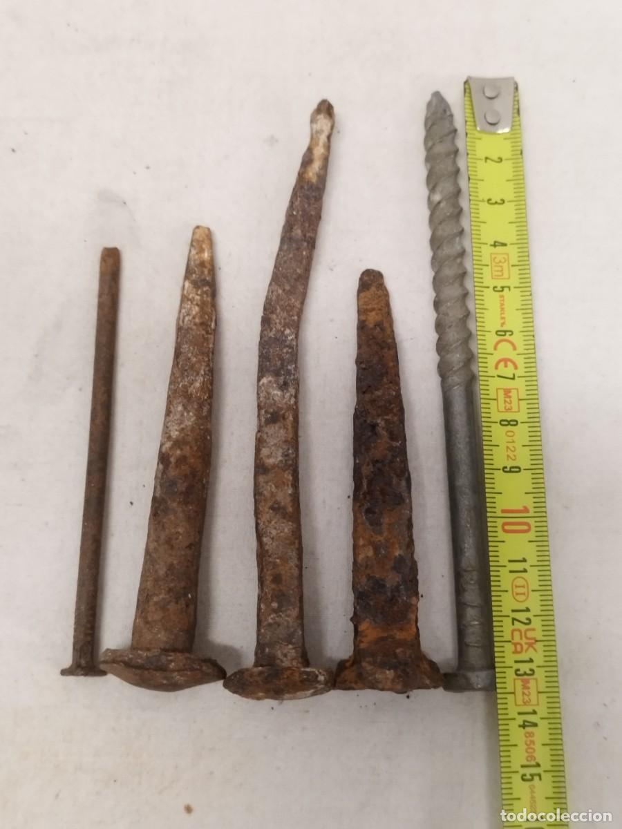Antig&uuml;edades: Lote de 5 antiguas clavos, p&uacute;as y tornillo - Foto 13