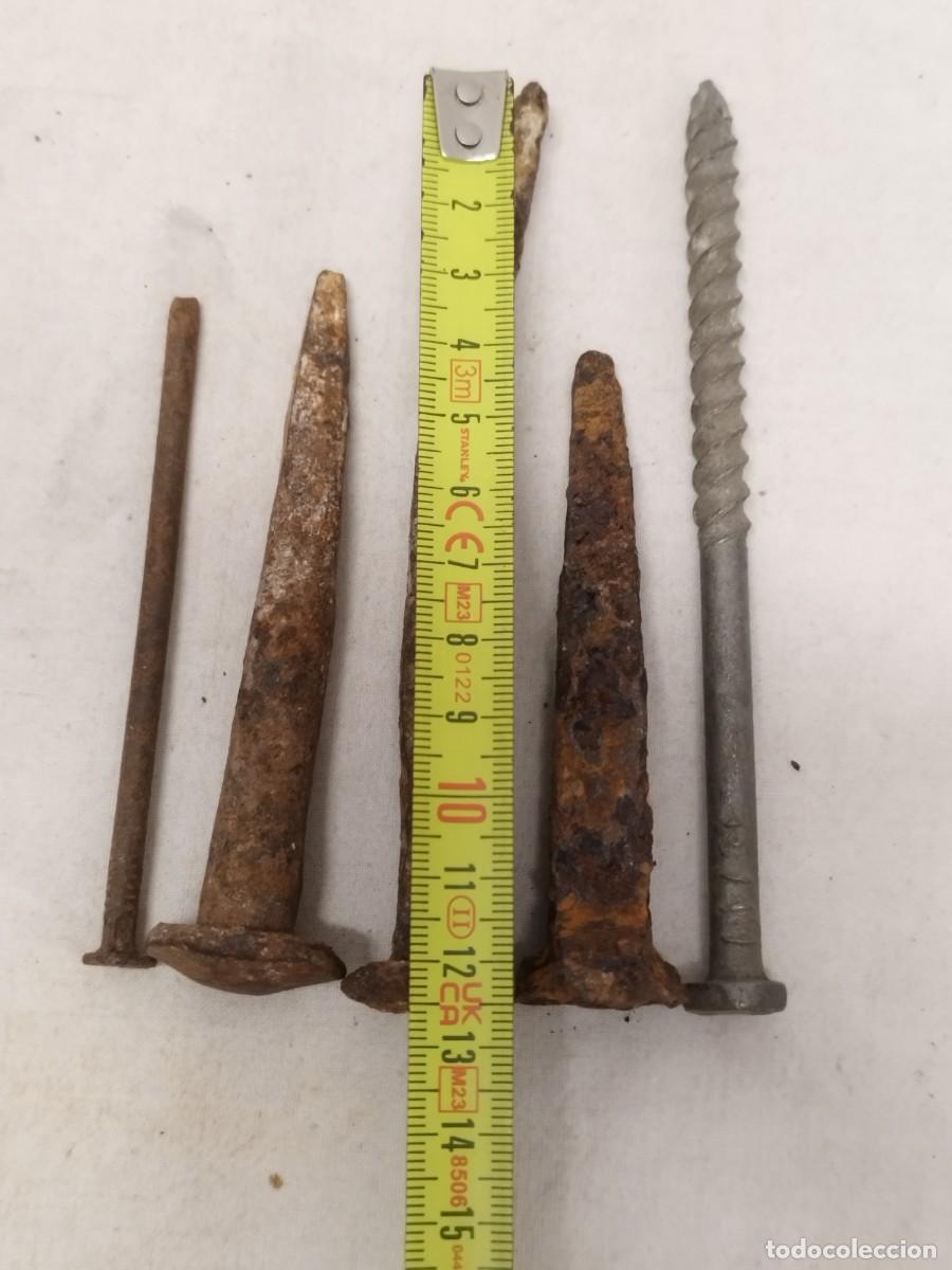 Antig&uuml;edades: Lote de 5 antiguas clavos, p&uacute;as y tornillo - Foto 14
