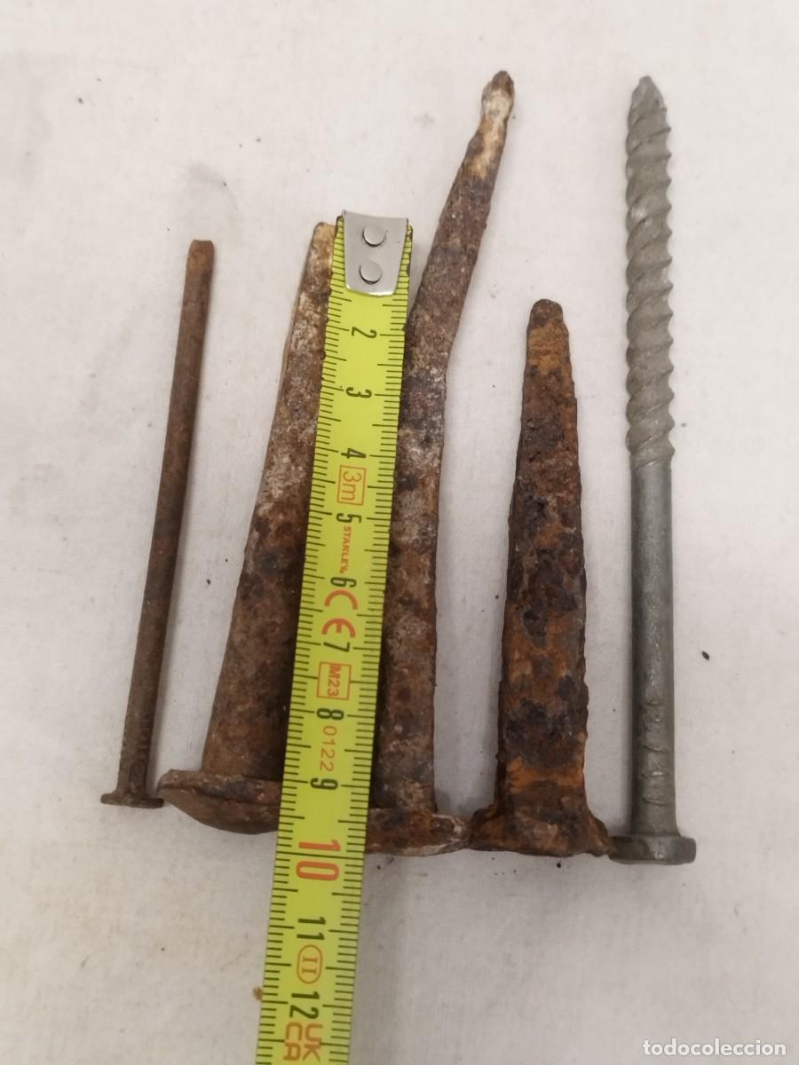 Antig&uuml;edades: Lote de 5 antiguas clavos, p&uacute;as y tornillo - Foto 15