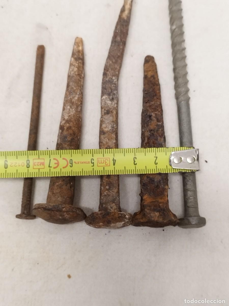 Antig&uuml;edades: Lote de 5 antiguas clavos, p&uacute;as y tornillo - Foto 16