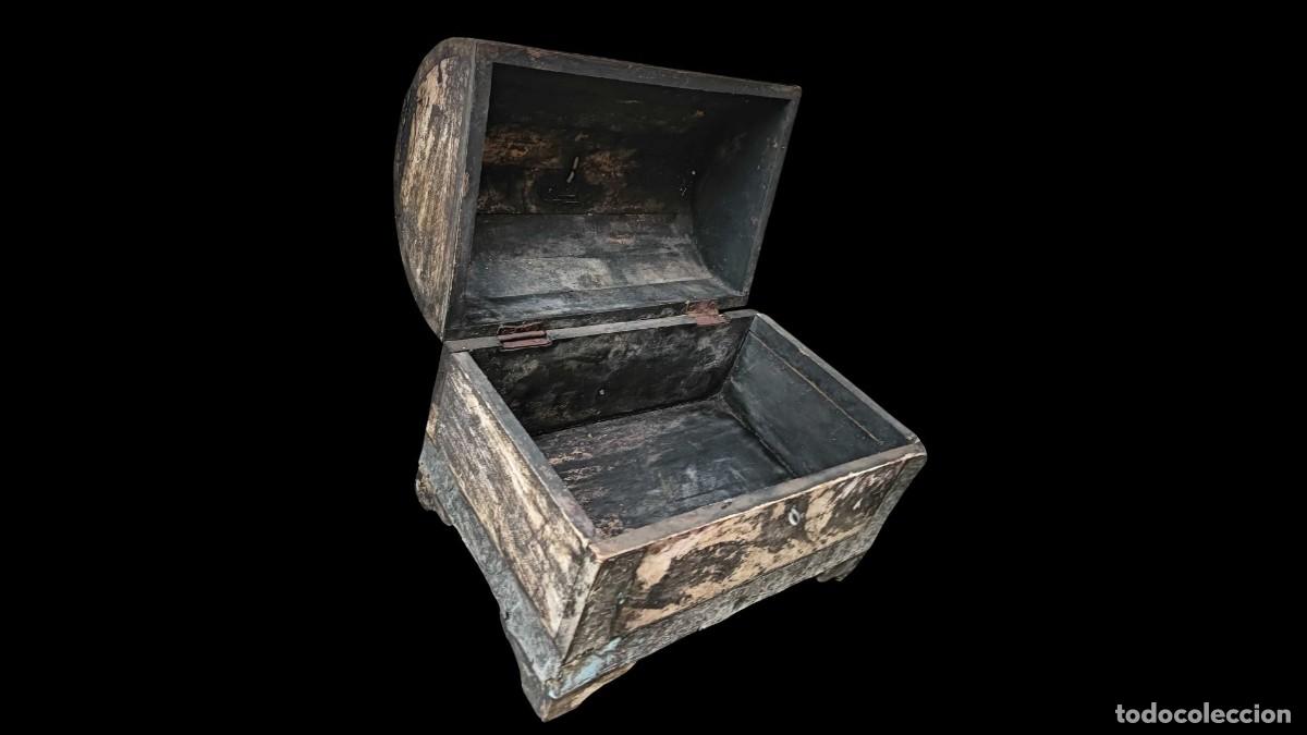 Antiguidades: Ba&uacute;l / Cofre Antiguo Siglo XVIII-XIX con Herrajes Barrocos Originales &ndash; Pieza de Colecci&oacute;n