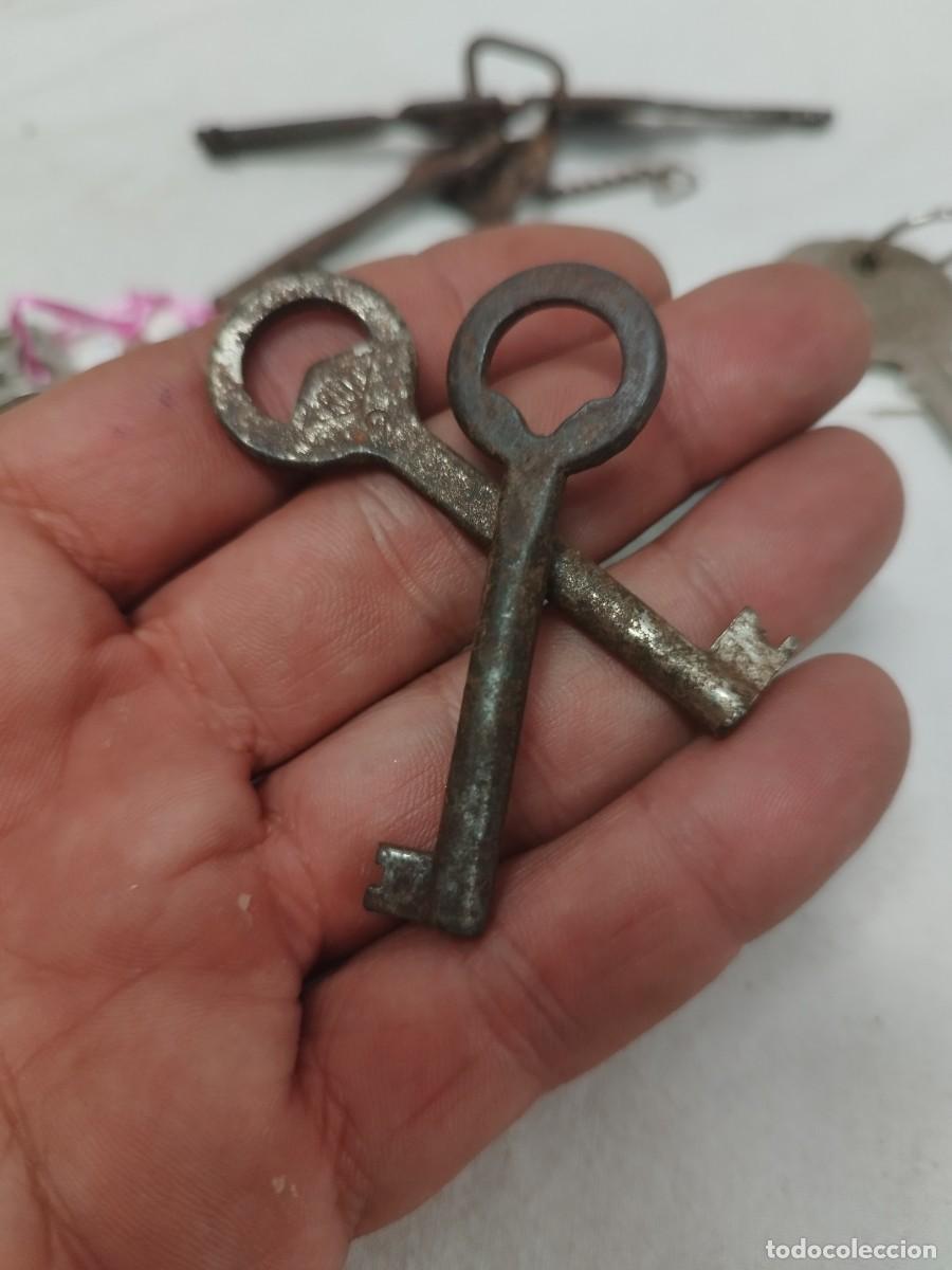 Antig&uuml;edades: Lote de 11 antiguas llaves - Foto 2