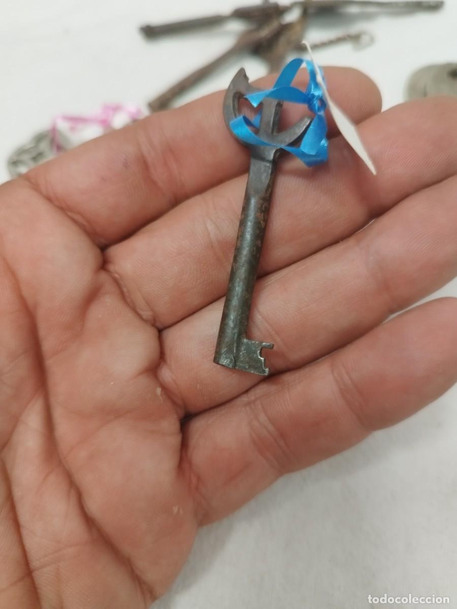 Antig&uuml;edades: Lote de 11 antiguas llaves - Foto 4