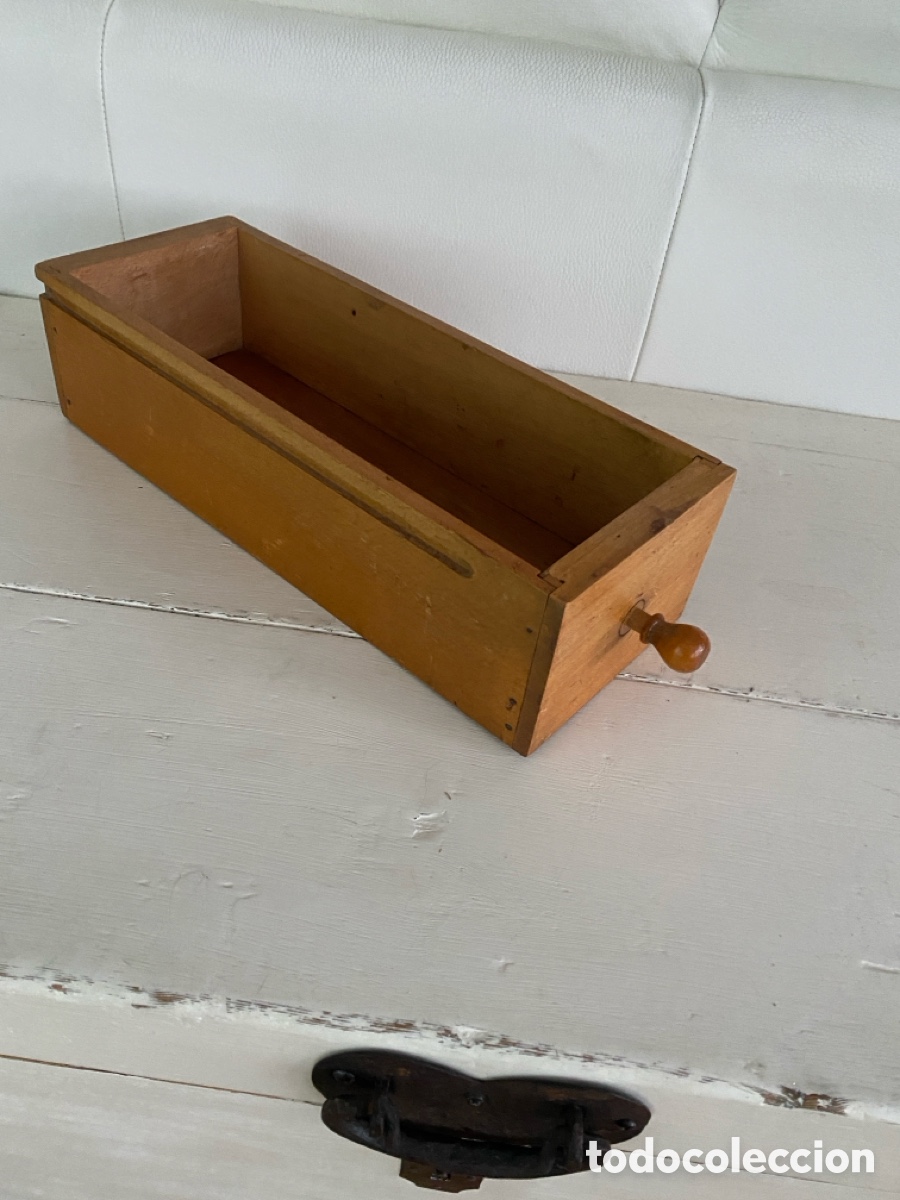 Antig&uuml;edades: Caj&oacute;n de madera, de m&aacute;quina de coser - Foto 1