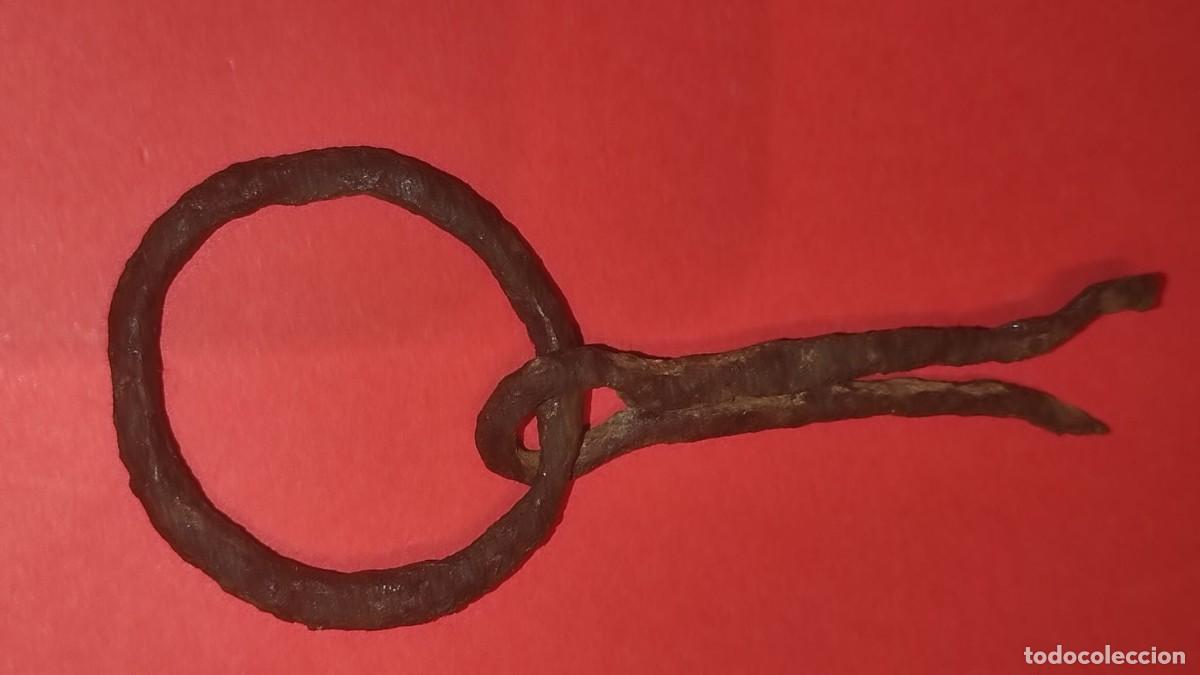 Antig&uuml;edades: Argolla o aldaba de hierro forjado. - Foto 1