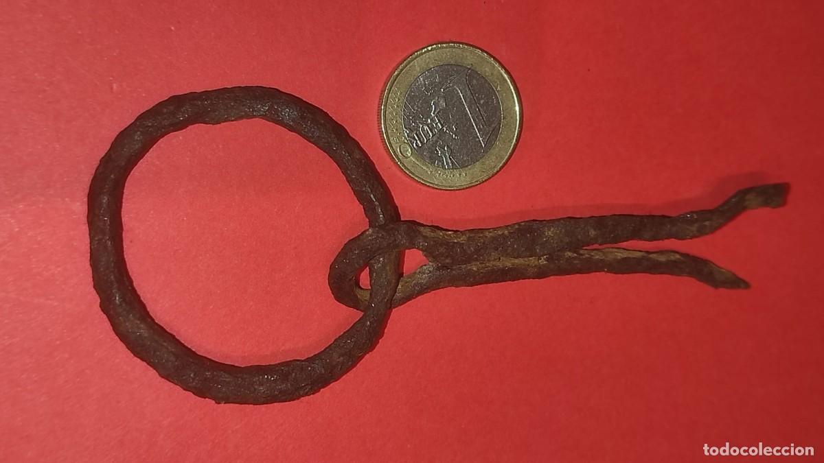 Antig&uuml;edades: Argolla o aldaba de hierro forjado. - Foto 3