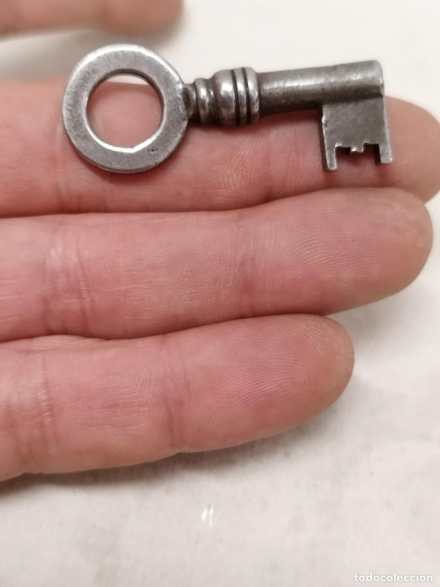 Antig&uuml;edades: Antigua peque&ntilde;a llave dentada y marcada. - Foto 1