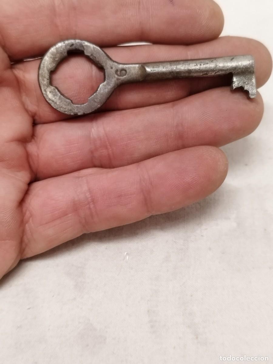Antig&uuml;edades: Antigua peque&ntilde;a llave marcada. A identificar. - Foto 1