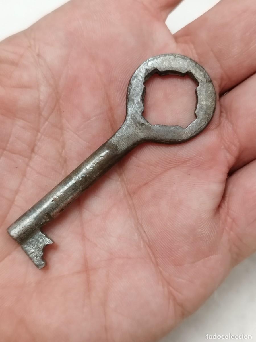 Antig&uuml;edades: Antigua peque&ntilde;a llave marcada. A identificar. - Foto 4