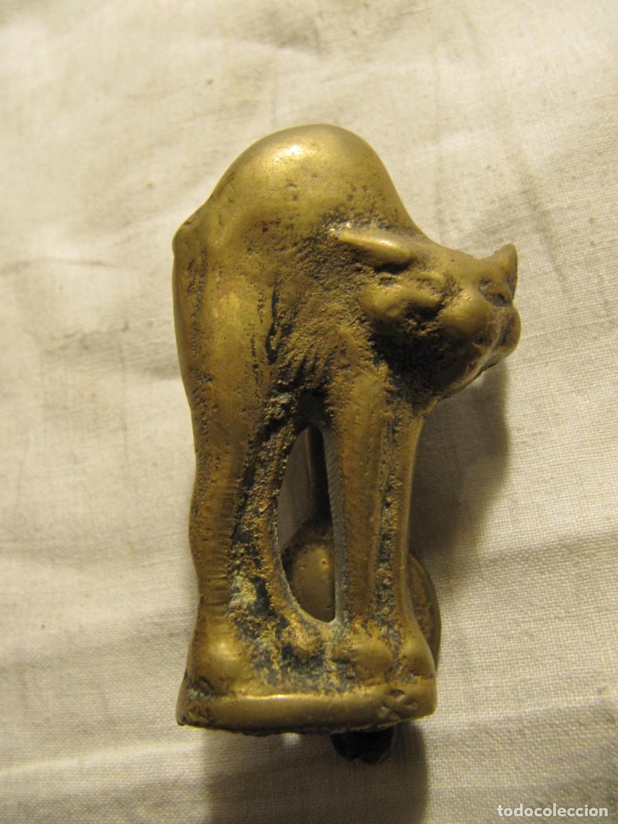 Antig&uuml;edades: PEQUE&Ntilde;A ALDABA DE BRONCE CON FORMA DE GATO - Foto 1