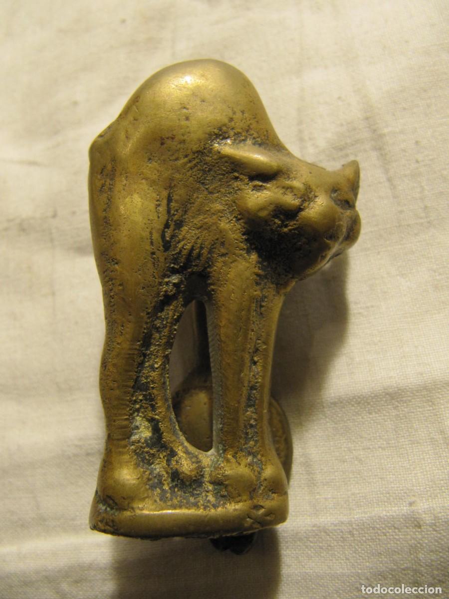 Antig&uuml;edades: PEQUE&Ntilde;A ALDABA DE BRONCE CON FORMA DE GATO - Foto 2
