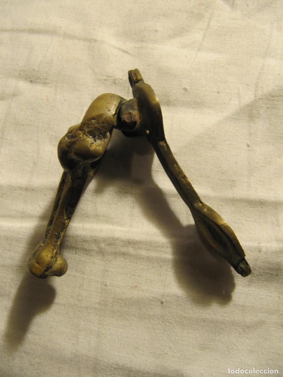 Antig&uuml;edades: PEQUE&Ntilde;A ALDABA DE BRONCE CON FORMA DE GATO - Foto 3