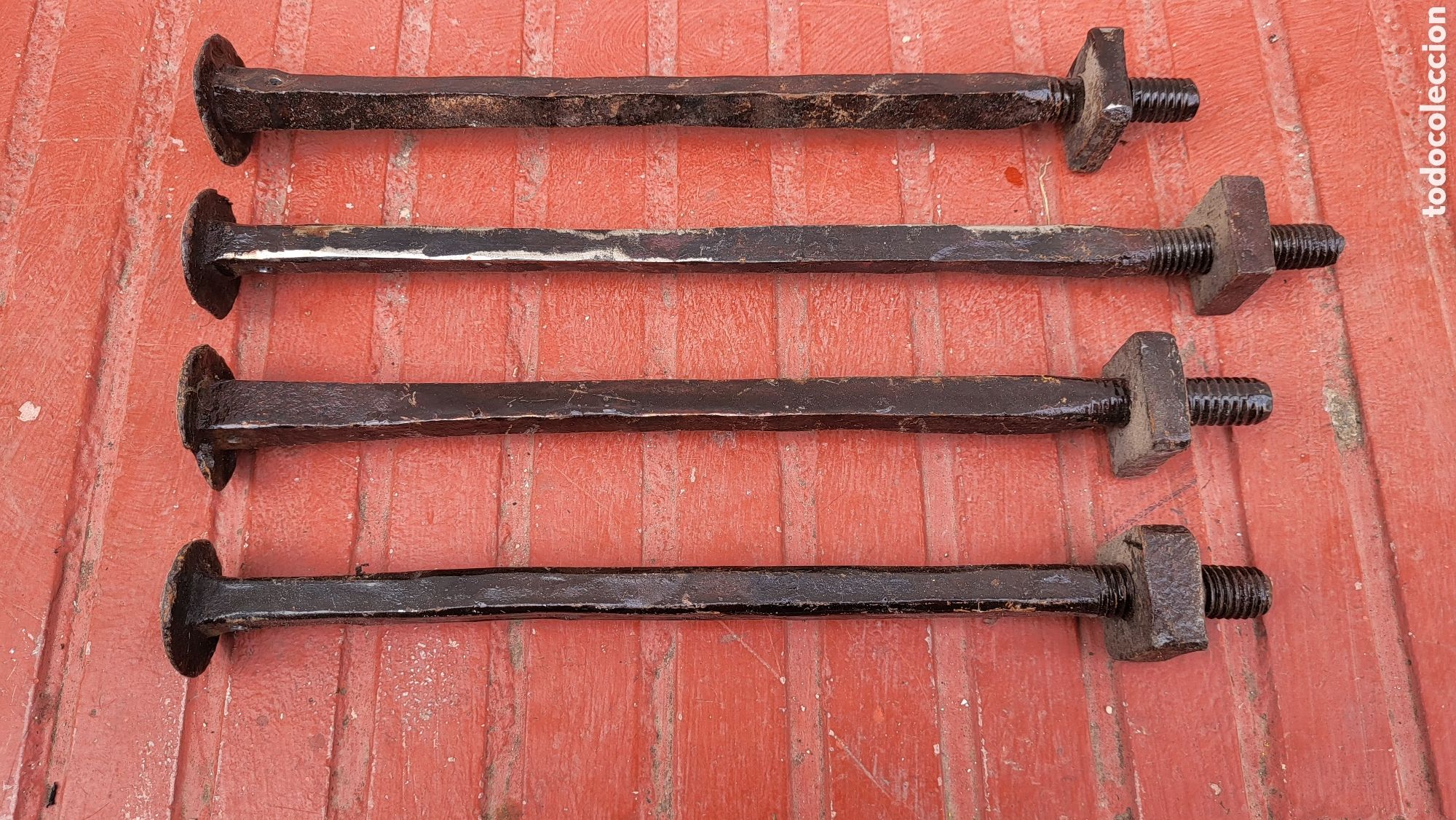 Antig&uuml;edades: Lote 4 tornillos grandes - Foto 1