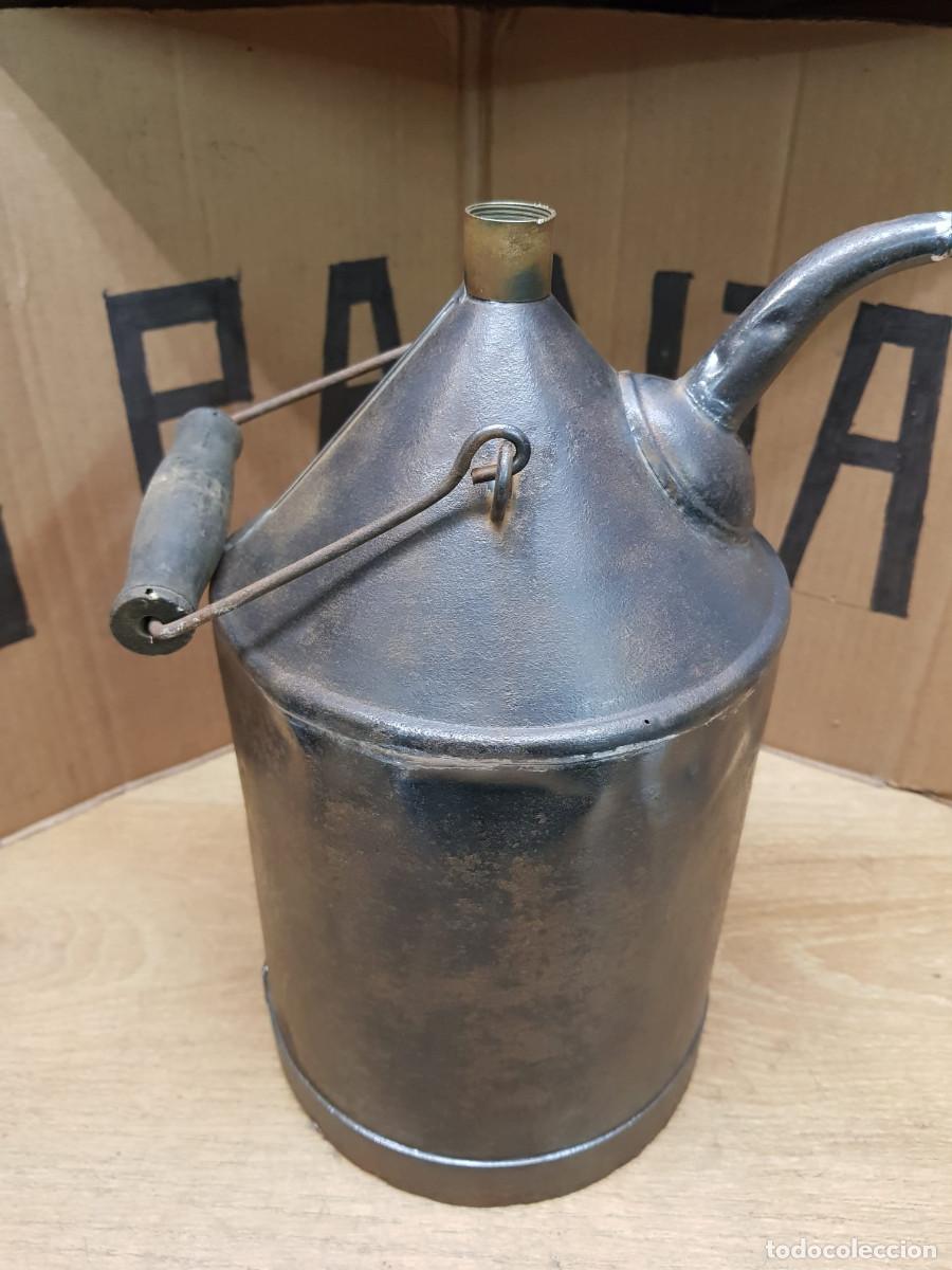 Antig&uuml;edades: ANTIGUA ACEITERA DE TALLER - Foto 1