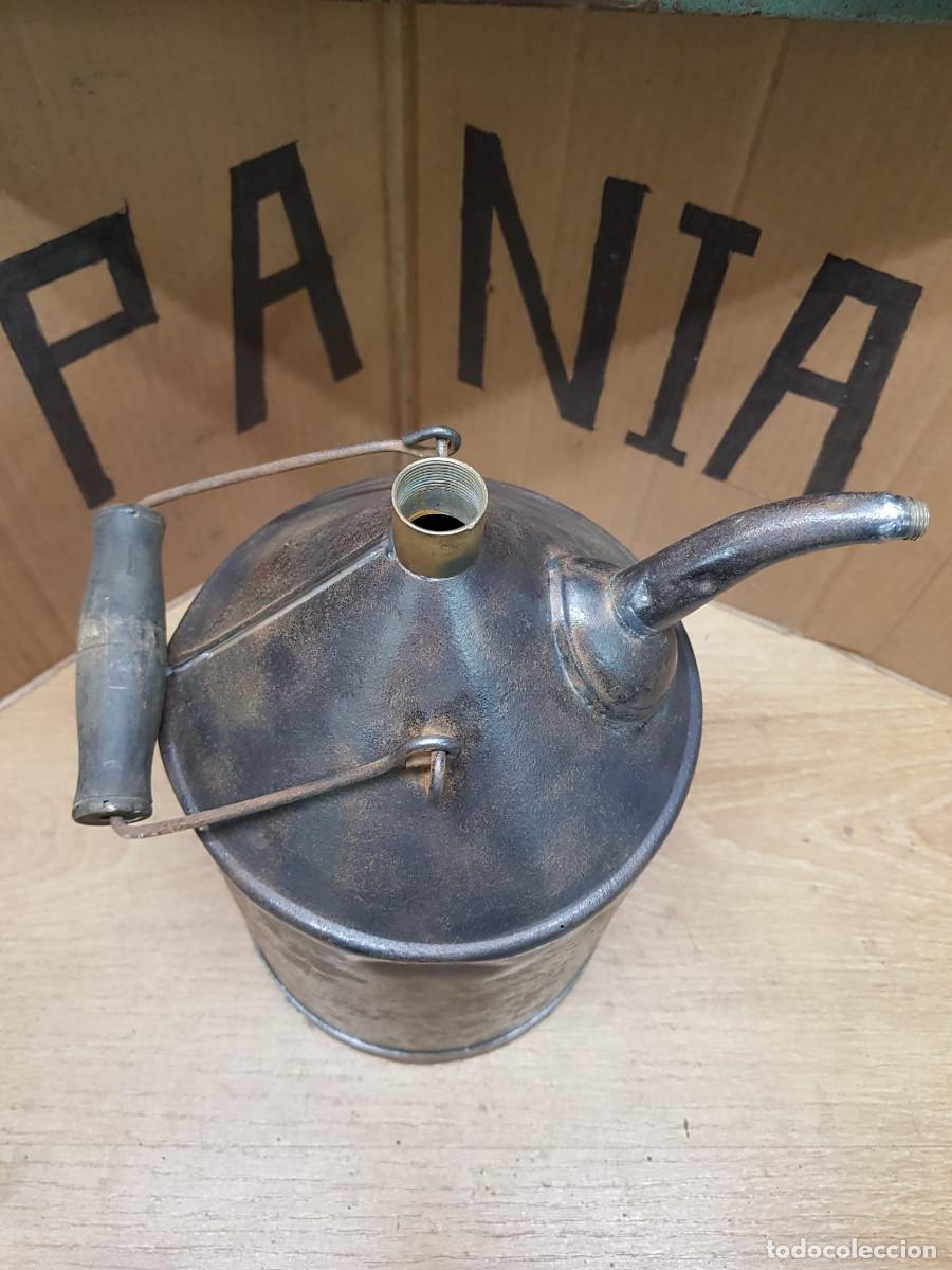 Antig&uuml;edades: ANTIGUA ACEITERA DE TALLER - Foto 2