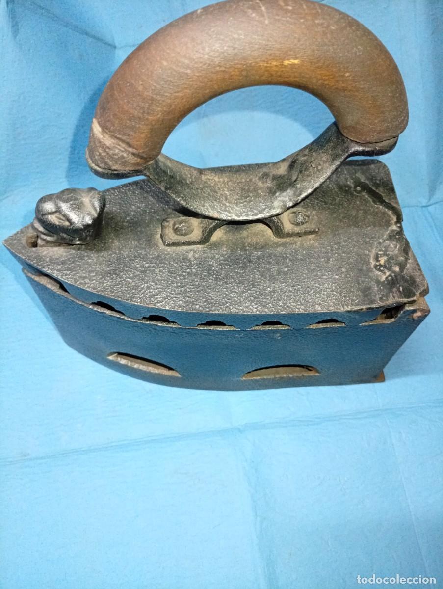 Antig&uuml;edades: ANTIGUA PLANCHA CARBON CABEZA LEON - Foto 1