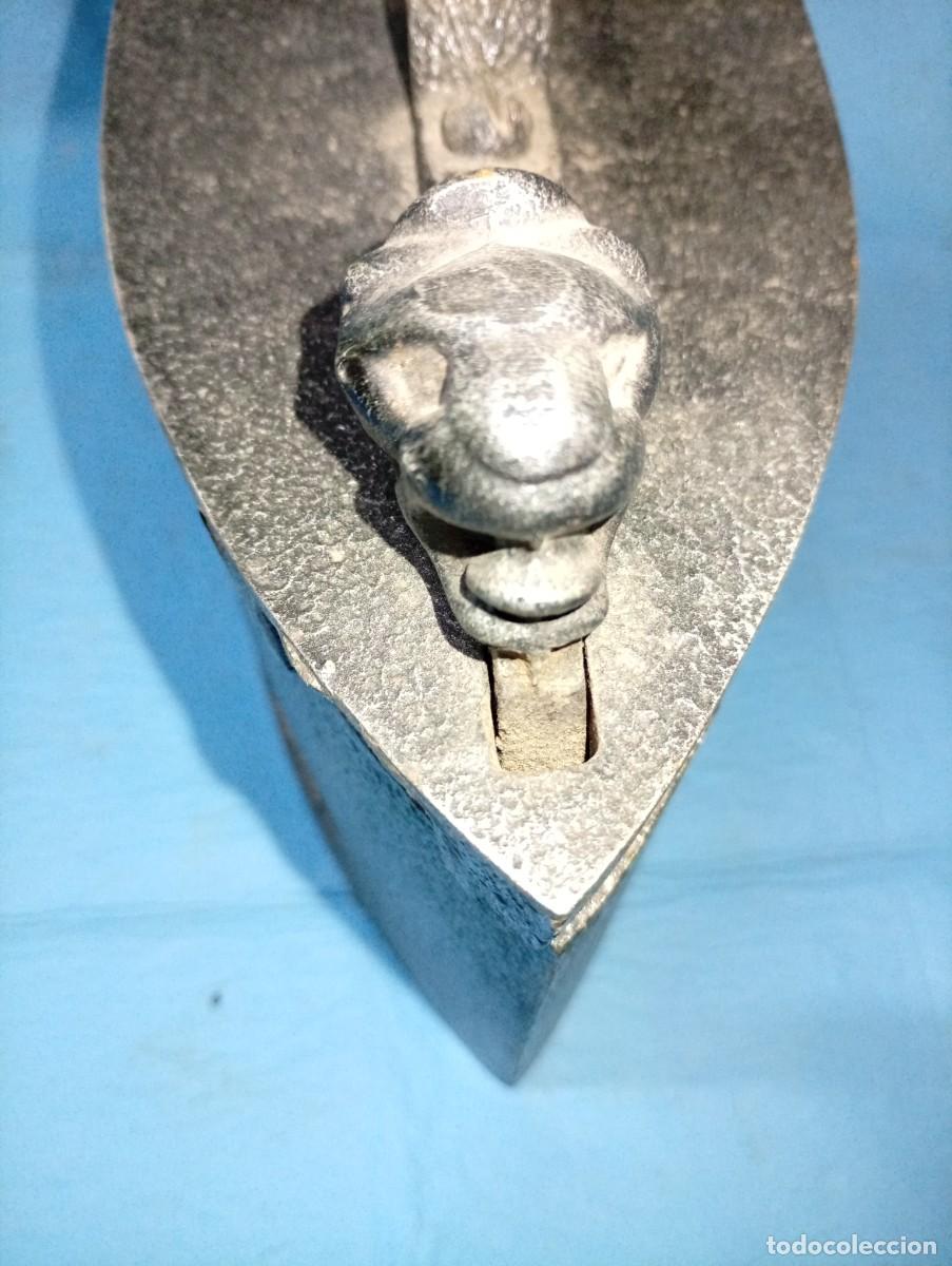 Antig&uuml;edades: ANTIGUA PLANCHA CARBON CABEZA LEON - Foto 2