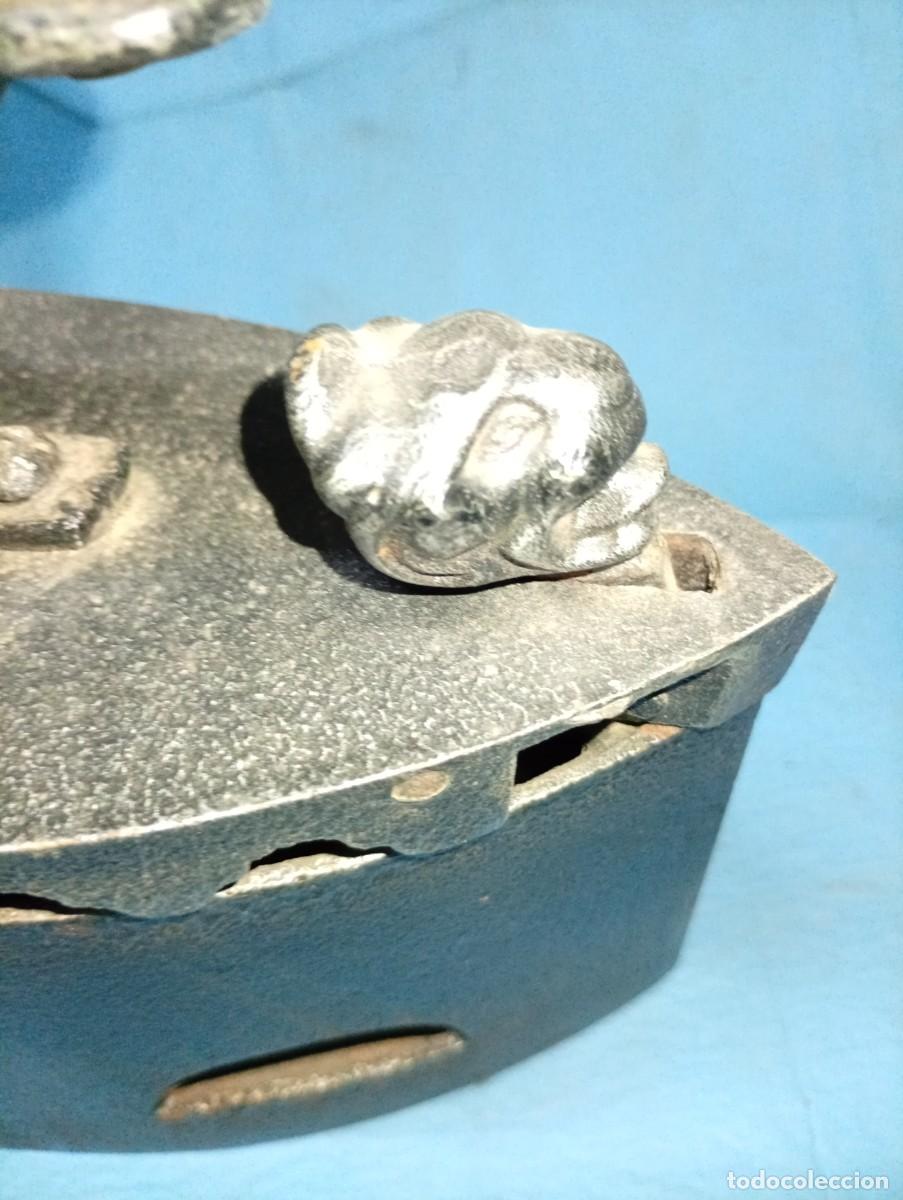 Antig&uuml;edades: ANTIGUA PLANCHA CARBON CABEZA LEON - Foto 3