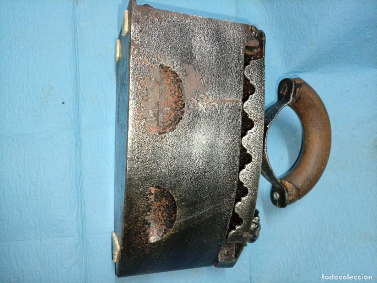 Antig&uuml;edades: ANTIGUA PLANCHA CARBON CABEZA LEON - Foto 8