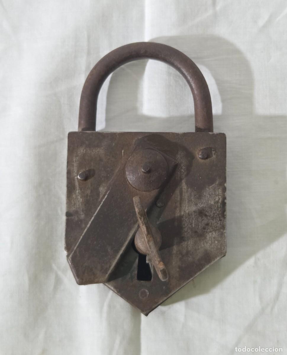 Antig&uuml;edades: Antiguo candado de hierro con llave - Foto 1
