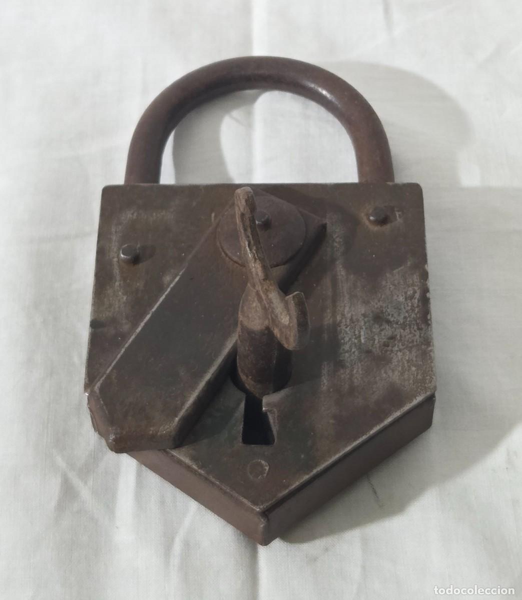 Antig&uuml;edades: Antiguo candado de hierro con llave - Foto 2