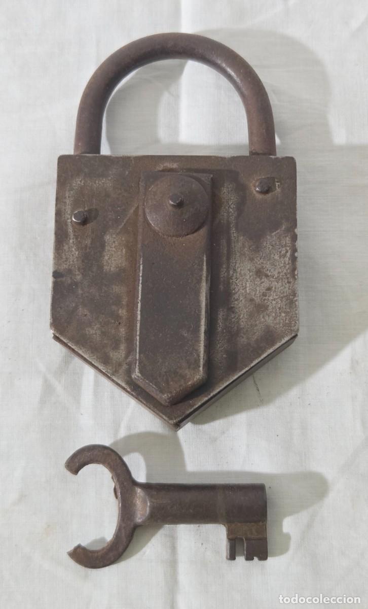 Antig&uuml;edades: Antiguo candado de hierro con llave - Foto 3
