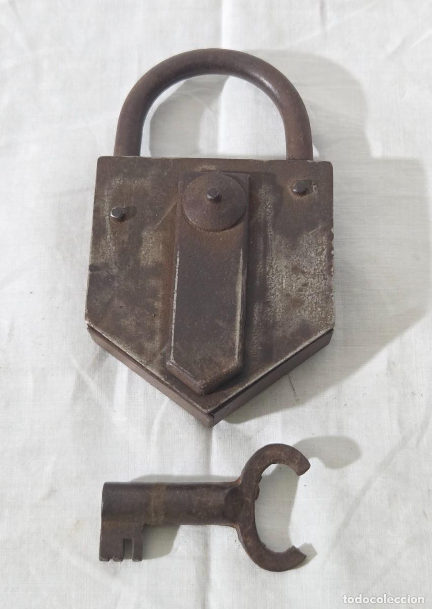 Antig&uuml;edades: Antiguo candado de hierro con llave - Foto 4
