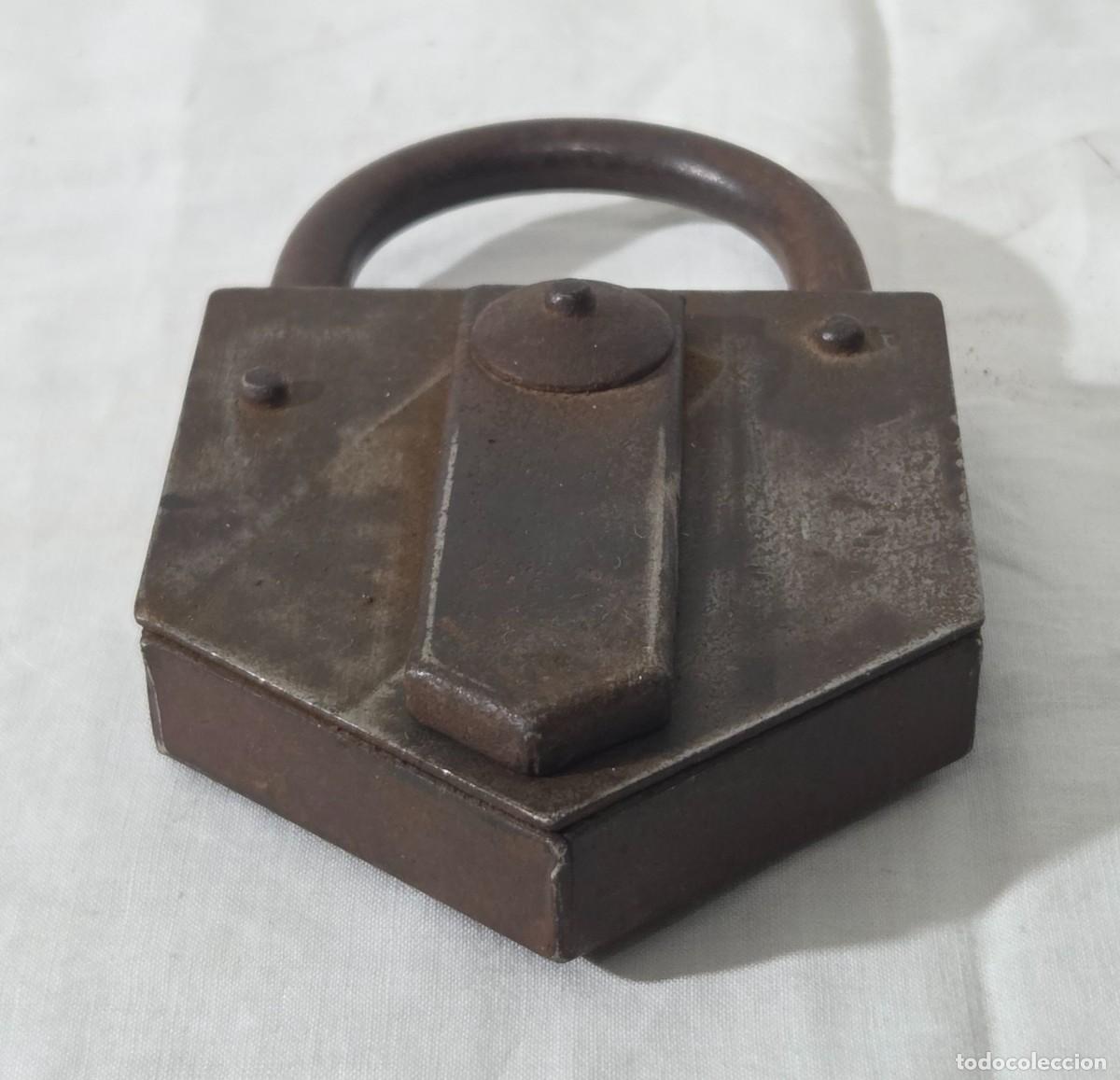 Antig&uuml;edades: Antiguo candado de hierro con llave - Foto 5