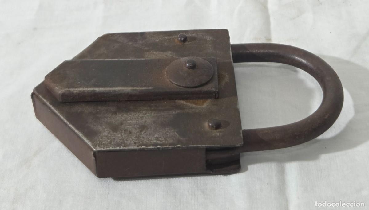 Antig&uuml;edades: Antiguo candado de hierro con llave - Foto 6