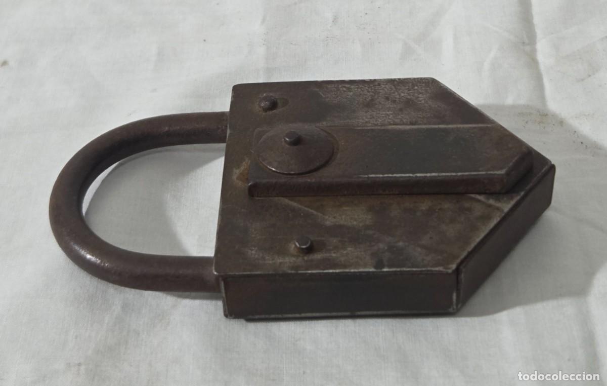 Antig&uuml;edades: Antiguo candado de hierro con llave - Foto 8